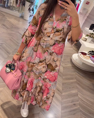 Bedrucktes, lockeres kleid mit v-ausschnitt