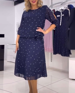 Lässiges, gepunktetes kleid mit rundhalsausschnitt