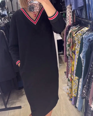 Kleid mit V-ausschnitt und taschen