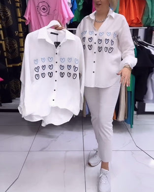 Schlichtes Hemd mit Knopfleiste und Herz-Print