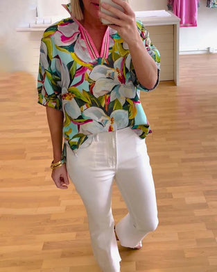 Halbarmbluse mit blumendruck und stehkragen