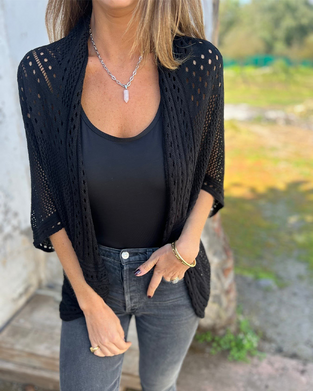 Elegantes Mantel mit Lochstrickdesign