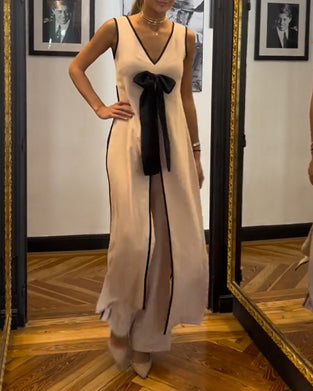 Eleganter, einfarbiger, ärmelloser schleifenanzug