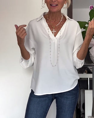 Schlichtes einfarbiges oberteil mit revers und langen ärmeln