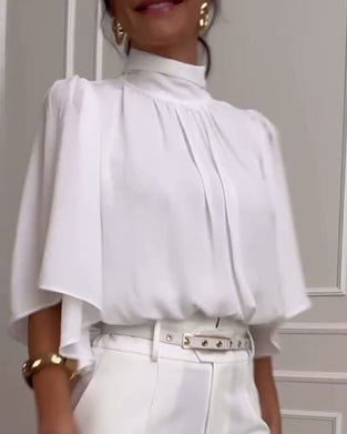 Einfarbige Bluse mit hohem Kragen und Schmetterlingsärmeln