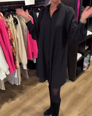Kleid mit V-Ausschnitt und knielang