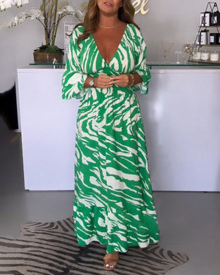 Kleid mit 3/4-Ärmeln und V-Ausschnitt
