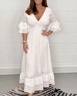 Lockeres, einfarbiges Kleid mit hoher Taille und V-Ausschnitt