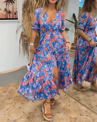 Kleid mit Rosendruck und Schlitzen