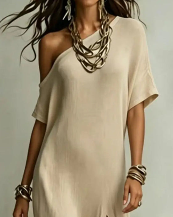 Kleid Mit Geschrägtem Schlitzschulter Und Schlitz