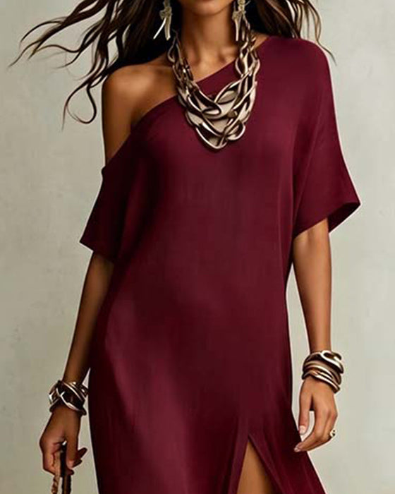 Kleid Mit Geschrägtem Schlitzschulter Und Schlitz