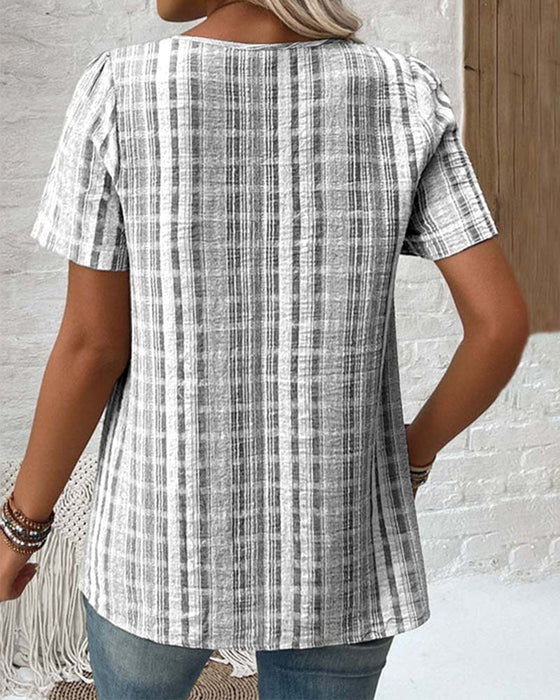 Lässiges T-Shirt mit V-Ausschnitt und Streifenkaro