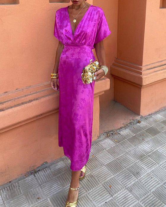 Einfarbiges, elegantes kleid mit tiefer v-taille