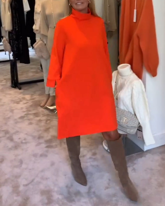 Einfarbiges freizeitkleid mit rollkragen