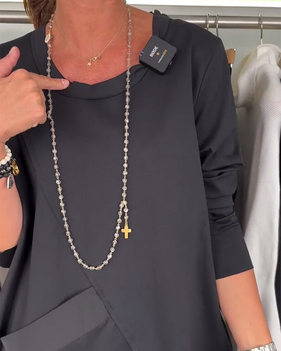 Einfarbiges freizeitkleid mit rundhalsausschnitt