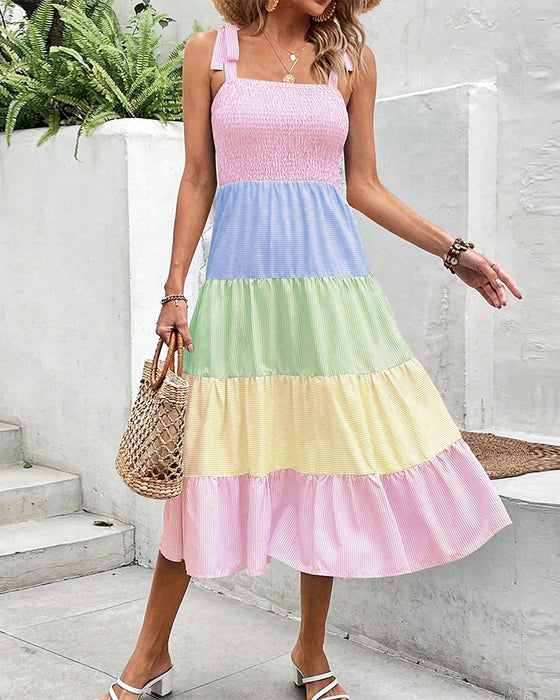 Kleid mit Kontrasteinsätzen und Trägern