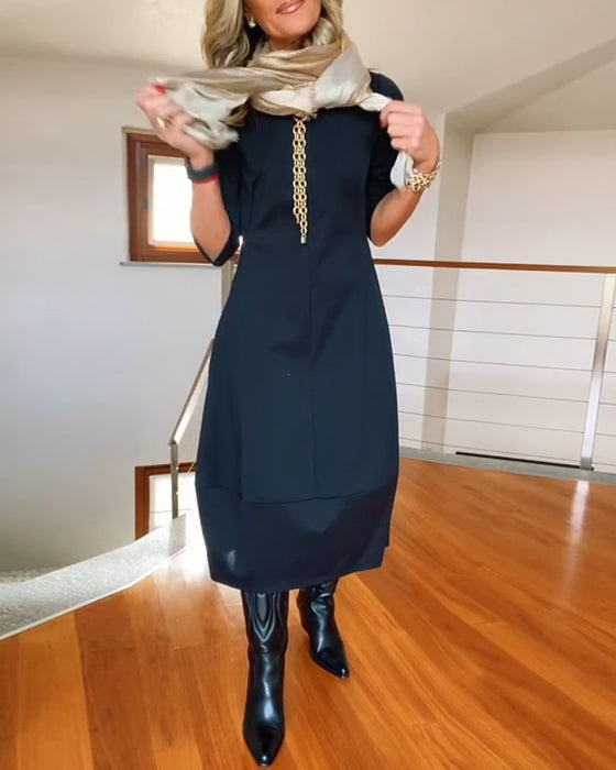 Elegantes einfarbiges kleid mit rundhalsausschnitt und tasche