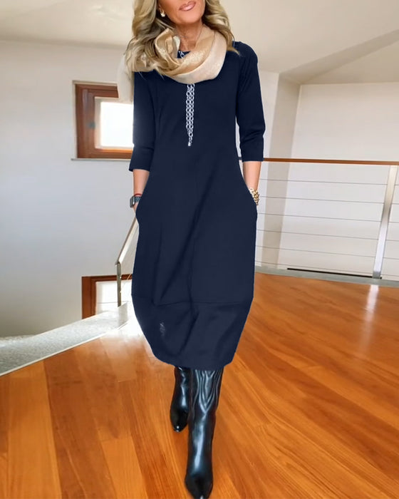 Elegantes einfarbiges kleid mit rundhalsausschnitt und tasche