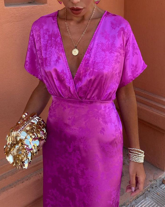 Einfarbiges, elegantes kleid mit tiefer v-taille