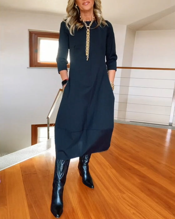 Elegantes einfarbiges kleid mit rundhalsausschnitt und tasche