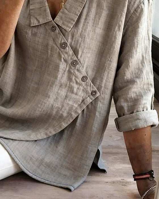 Bluse mit asymmetrischer diagonaler Knopfleiste und Kragen