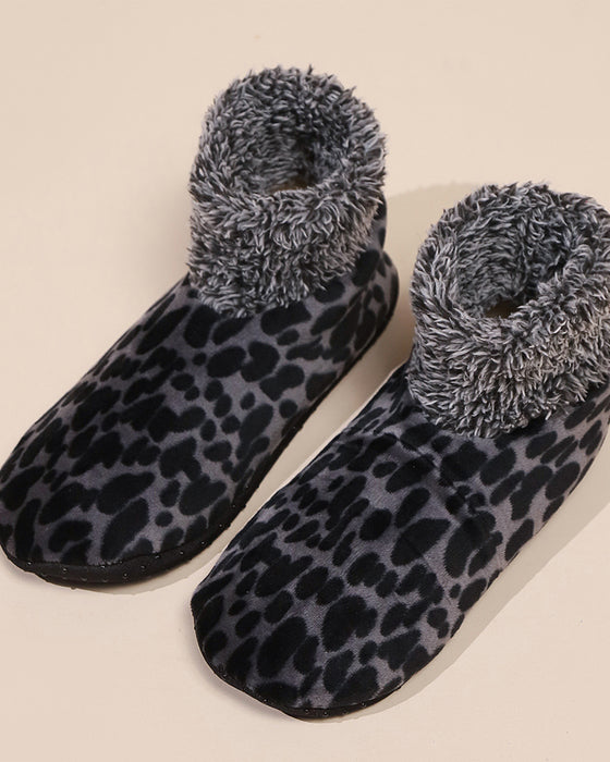 Winterliche Plüsch-Bodensocken mit Leopardenmuster