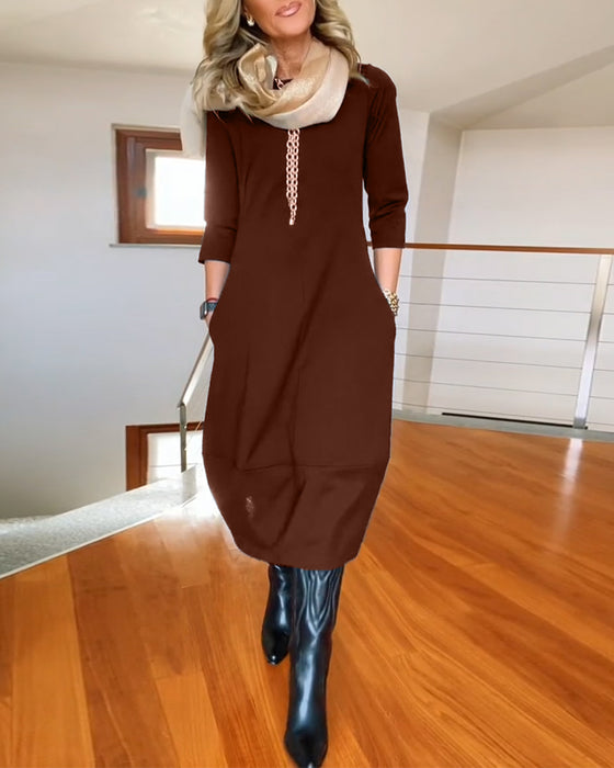 Elegantes einfarbiges kleid mit rundhalsausschnitt und tasche