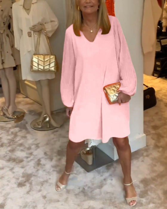 Einfarbiges kleid mit v-ausschnitt und laternenärmeln