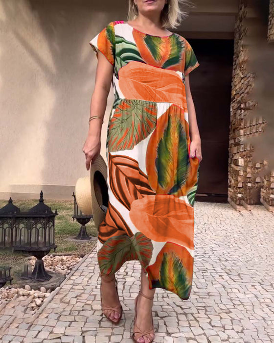Kurzärmliges Schlitzkleid mit Blattmuster