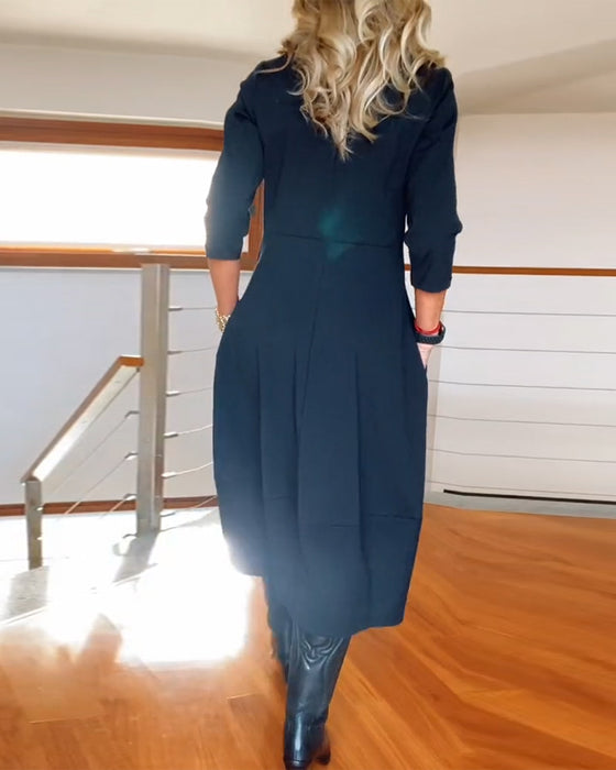 Elegantes einfarbiges kleid mit rundhalsausschnitt und tasche