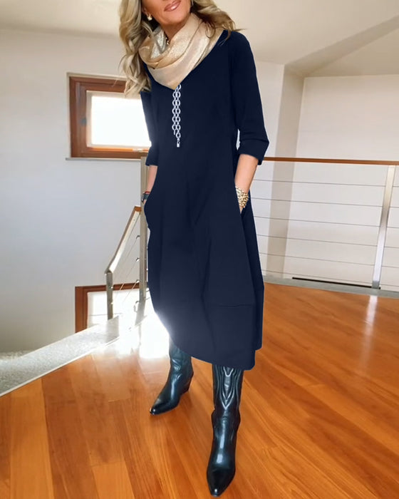 Elegantes einfarbiges kleid mit rundhalsausschnitt und tasche