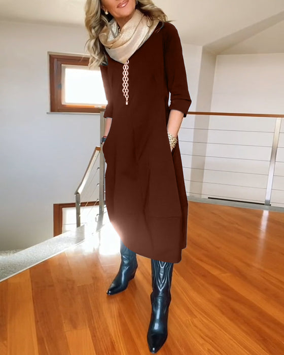 Elegantes einfarbiges kleid mit rundhalsausschnitt und tasche