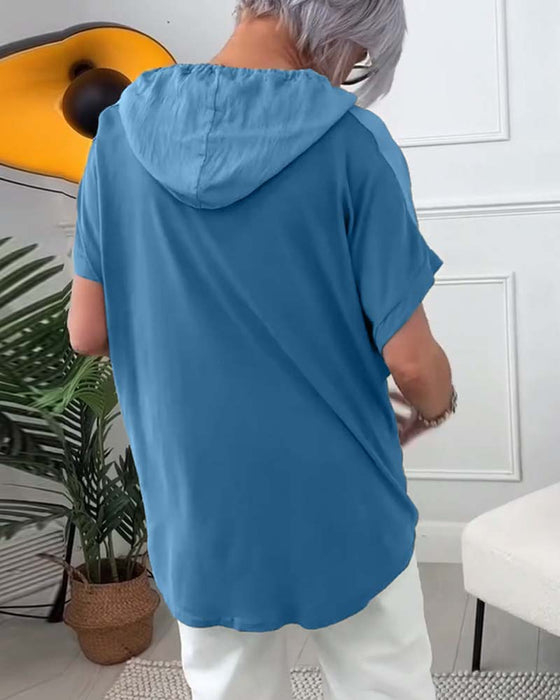 Lässige bluse mit kapuze und blumenmuster und kurzen ärmeln