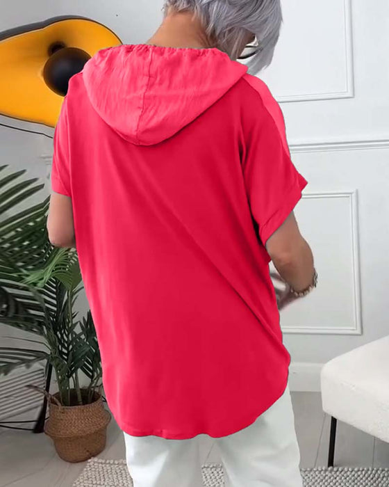 Lässige bluse mit kapuze und blumenmuster und kurzen ärmeln