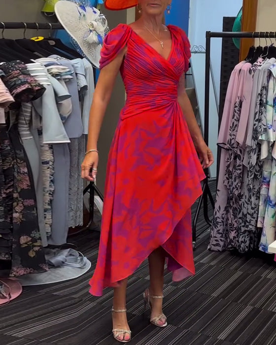 Bedrucktes kleid mit plissiertem schlitz