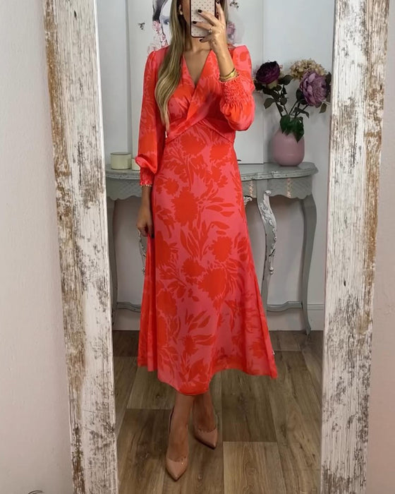 Kleid mit V-Ausschnitt und taillierter Taille