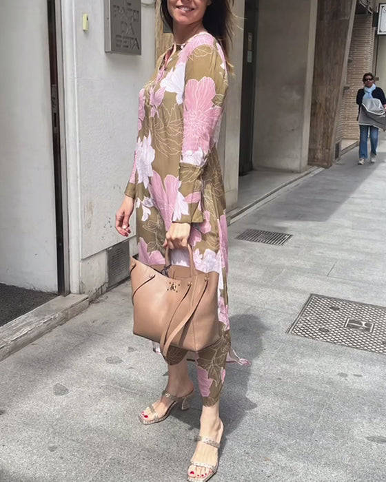 Lässiges, geschlitztes maxikleid mit blumendruck und langen ärmeln