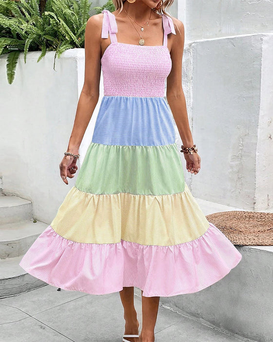 Kleid mit Kontrasteinsätzen und Trägern