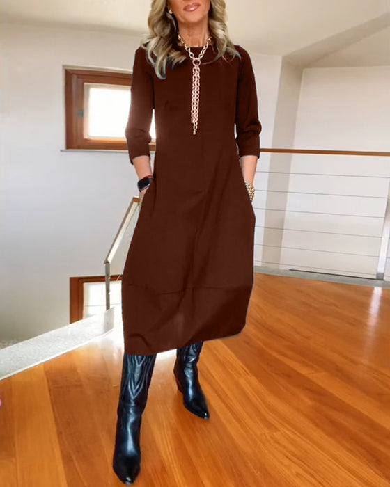 Elegantes einfarbiges kleid mit rundhalsausschnitt und tasche