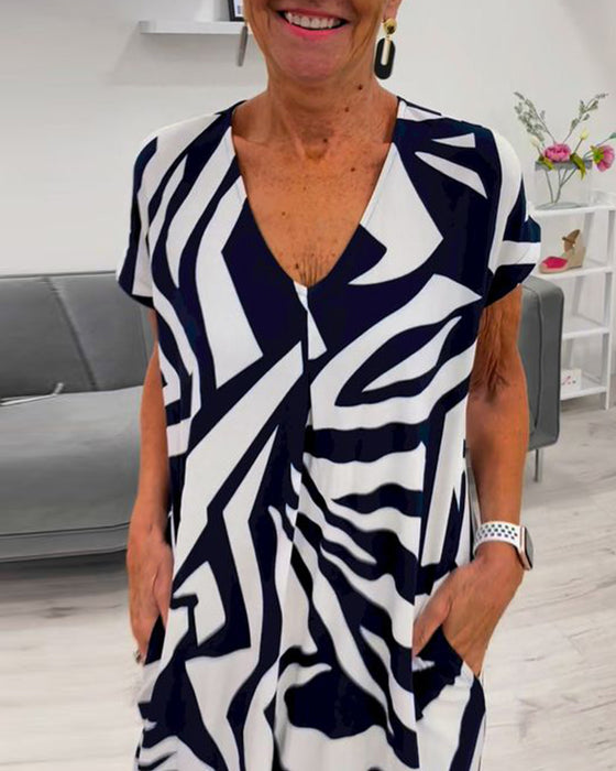Bedrucktes kleid mit kurzen ärmeln und v-ausschnitt
