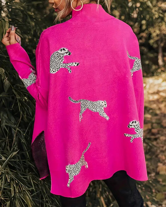 Stilvoller, lockerer pullover mit hohem kragen und leopardenmuster