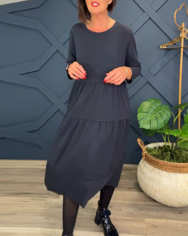 Lässiges einfarbiges patchwork-kleid mit rundhalsausschnitt