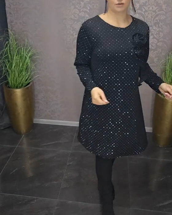 Elegantes Kleid mit Rundhalsausschnitt und langen Ärmeln und Rautenmuster