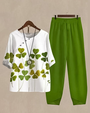 Lässiges zweiteiliges Set mit Kleeblatt-Print