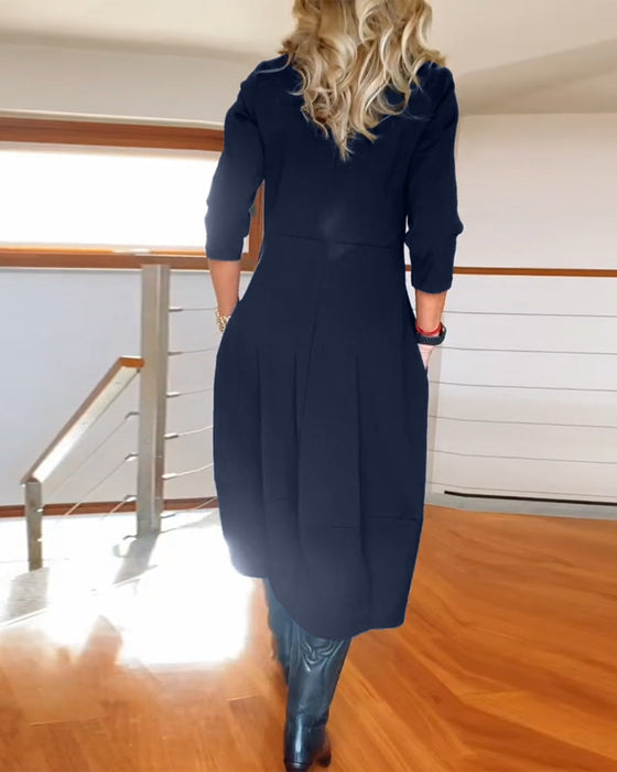 Elegantes einfarbiges kleid mit rundhalsausschnitt und tasche