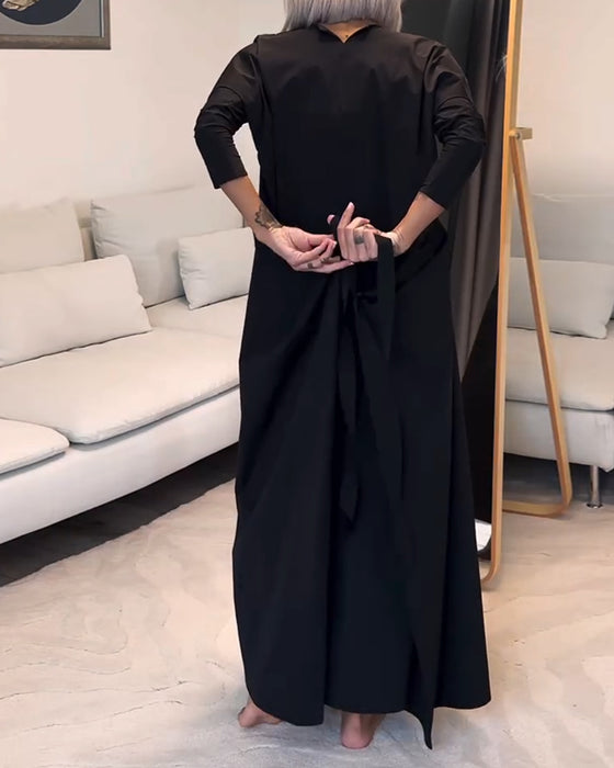 Modisches, einfarbiges, plissiertes kleid mit schnürung und rundhalsausschnitt