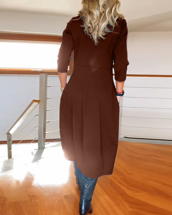 Elegantes einfarbiges kleid mit rundhalsausschnitt und tasche