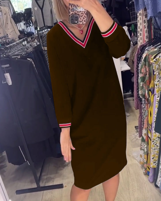 Kleid mit V-ausschnitt und taschen