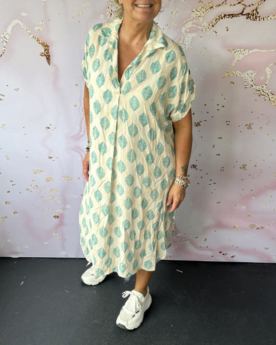 Lockeres kleid mit kurzen ärmeln und revers