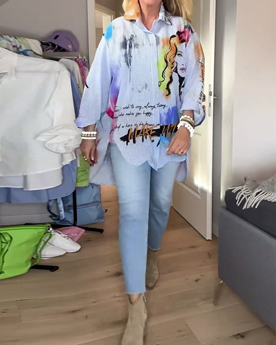 Bunt bedrucktes trägerkleid mit stehkragen